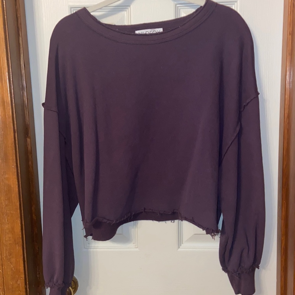 Cropped sweatshirt with slight frayed edges, cute with leggings